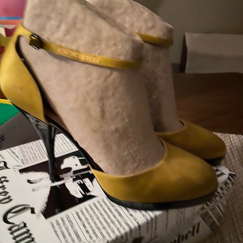 Mustard satin YSL heels. - Picture 3 of 6